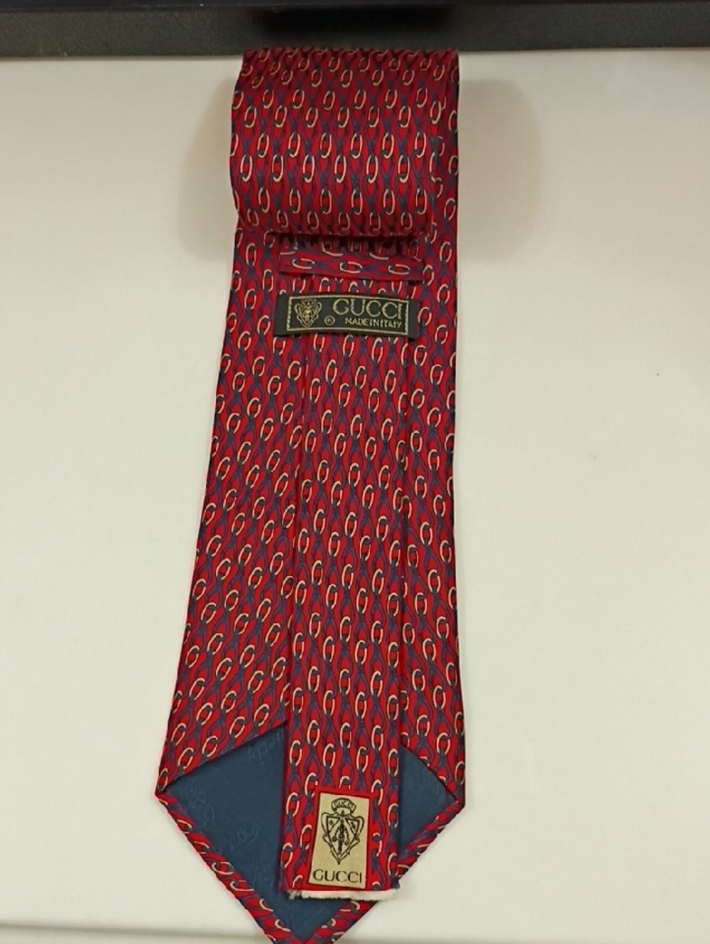 Gucci Red Tie with Blue Oval Motif - Picture 2 of 12